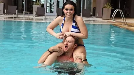Смотреть красивый секс с милой грудастой брюнеткой после бассейна