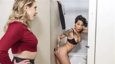 Страстное порно ЖМЖ двух сексуальных девочек с сантехником в общественном туалете